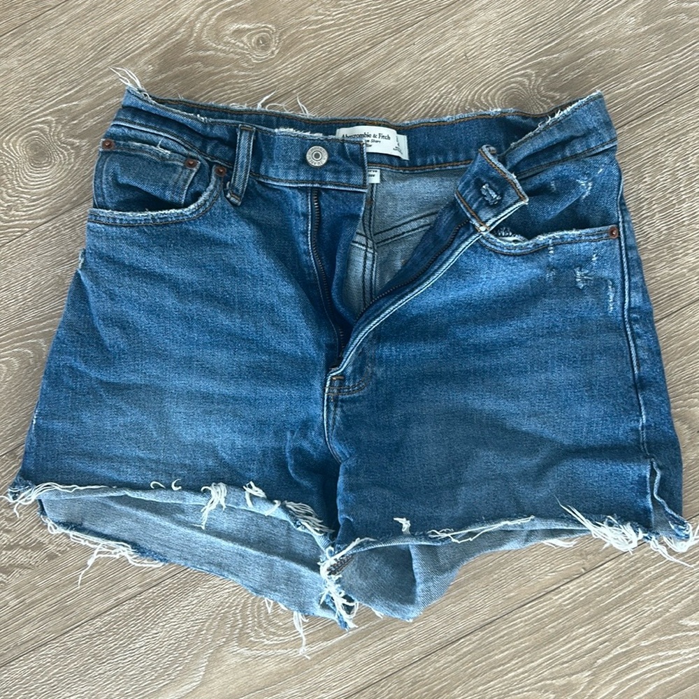 Abercrombie & Fitch 4 inch Mom Short Curve Love Size 27